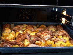 Печени пилешки крилца с картофи, бира и куркума на фурна - снимка на рецептата